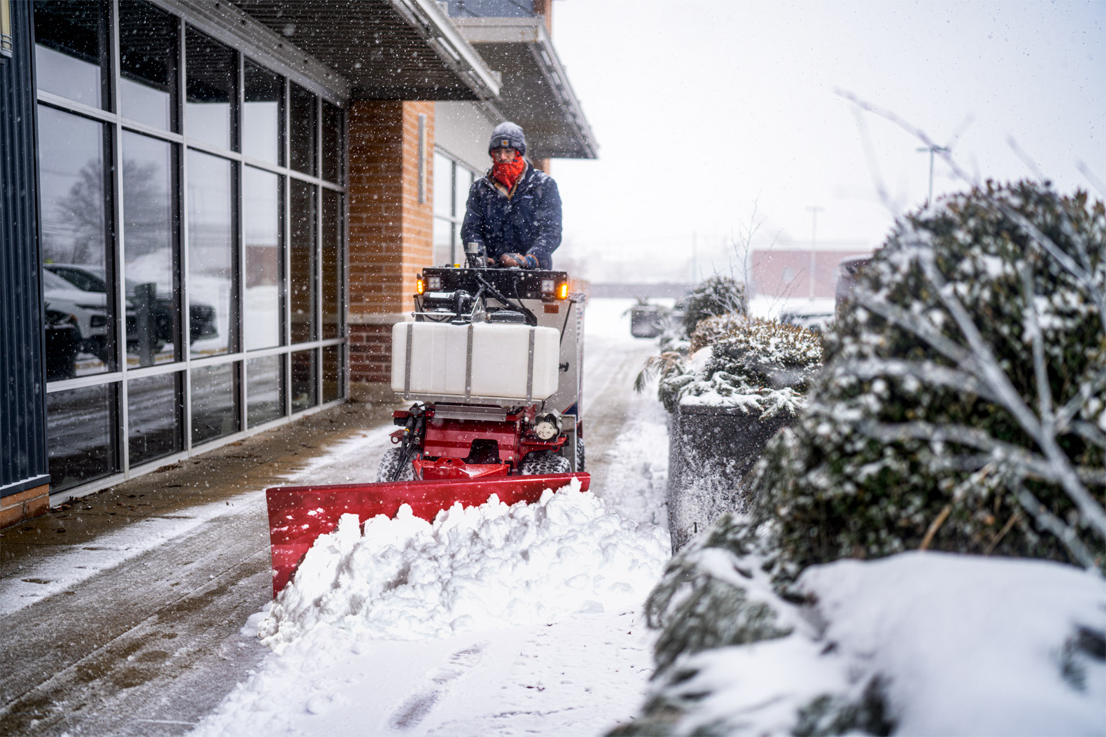 Déneigement marches et trottoirs commercial clean cut paysagement